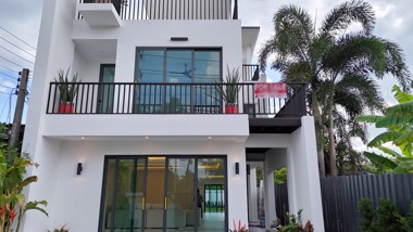 Picture of 3 Storey 3 Bedroom House in Huay Yai